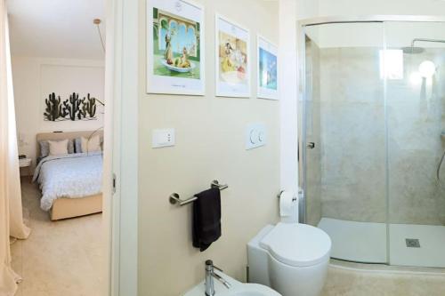 La salle de bains est pourvue d'une douche, de toilettes et d'un lit. dans l'établissement La Sarina Luxury near Gallipoli, à Matino