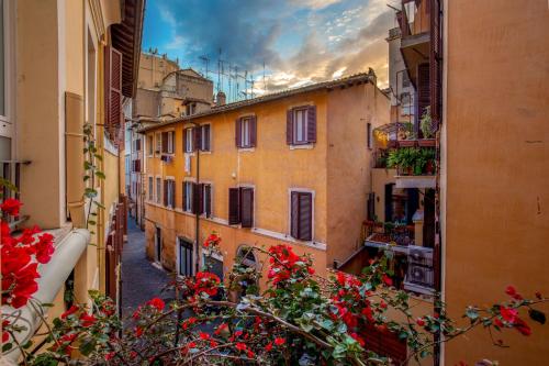 uma vista para um beco com edifícios e flores em Bollo Apartments em Roma