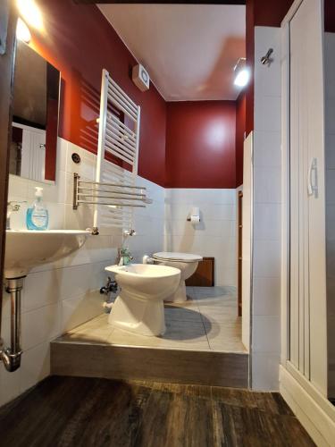 een badkamer met een wit toilet en een wastafel bij Morry's Lodge Guest House in Sora