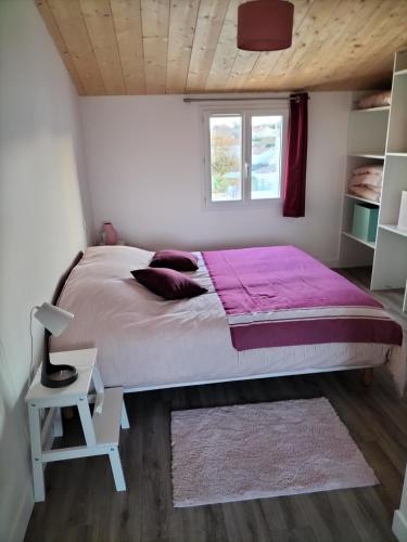 une chambre avec un grand lit et une fenêtre dans l'établissement Dormez au coeur du village entre plage et polder, à Barbâtre