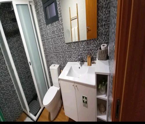 uma casa de banho com um WC, um lavatório e um chuveiro em Refúgio do Limoeiro em São Vicente