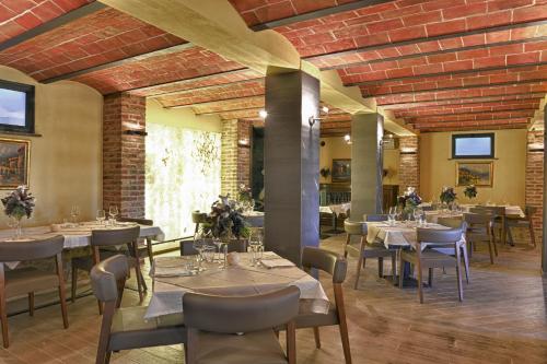 un ristorante con tavoli e sedie in una stanza di Glamping Diacceroni a Villamagna