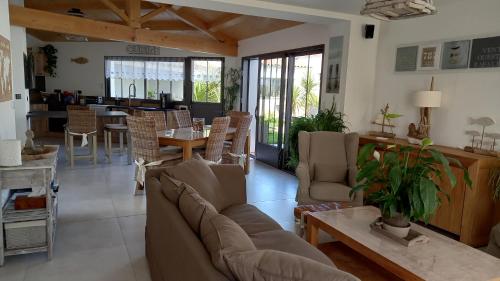 un salon avec un canapé, une table et des chaises dans l'établissement PINS EN RE, à Rivedoux-Plage