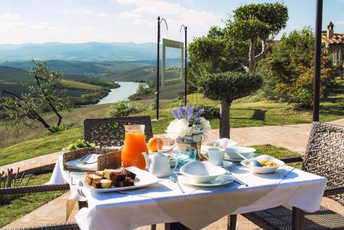 a table with food on it with a view of a river at Glamping Diacceroni in Villamagna