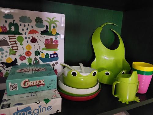 a shelf with a box and some toys on it at 100 Éves Vendégház - Háromhuta in Háromhuta