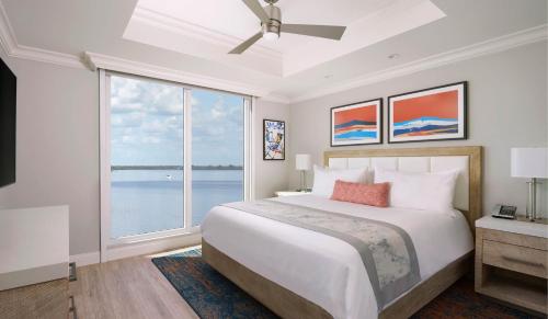 een slaapkamer met een groot bed en een groot raam bij Sunseeker Resort Charlotte Harbor in Port Charlotte