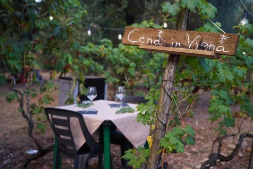 a sign that says end in home next to a table at Agriturismo Country Casale Rufo in Sonnino