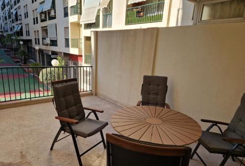 patio con mesa y sillas en el balcón en Old Town 1 st floor, near the beach, en Benidorm