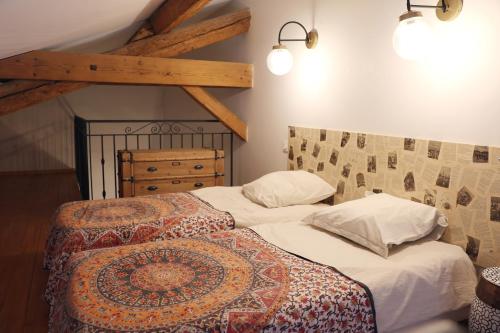 dos camas sentadas una al lado de la otra en un dormitorio en Domaine de la Vidalle en Vendres