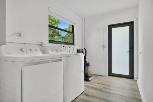 een witte keuken met een wastafel en een raam bij Miami Home 3 Bed 2 Bath Near Beach in Miami