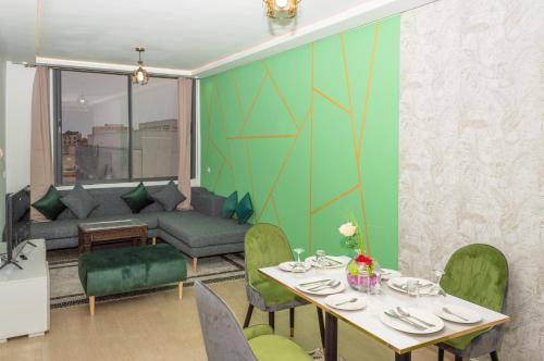 ダフラにあるPalm D'or-Appartement familial de luxe au centre de Dakhlaのダイニングルーム(テーブル、ソファ付)