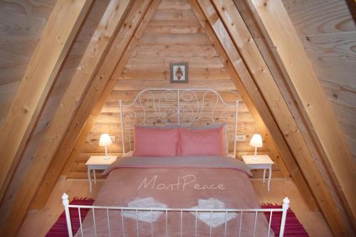 Ένα ή περισσότερα κρεβάτια σε δωμάτιο στο A-frame Apartments Mont Peace