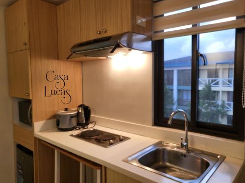 Kuchyň nebo kuchyňský kout v ubytování Casa Lucas a Serene Stay in Pine Suites Tagaytay