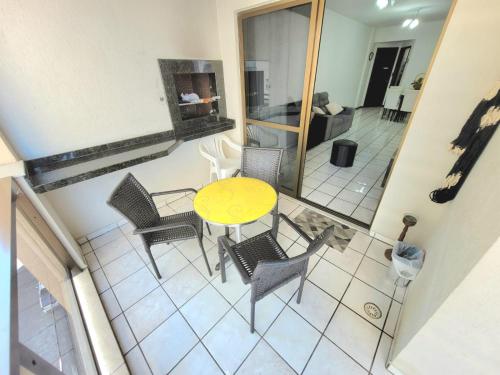 Ruang duduk di Cobertura aconchegante 3 quartos excelente vista mar! 80 metros do mar em Meia Praia - Itapema