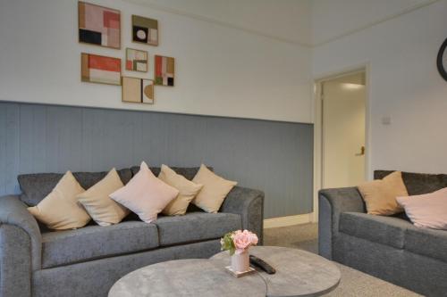 a living room with two couches and a table at Beautiful Stylish 2BD Flat - Free Parking 30 Percent Off Long term bookings in Wallasey