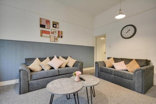 a living room with two couches and a table at Beautiful Stylish 2BD Flat - Free Parking 30 Percent Off Long term bookings in Wallasey