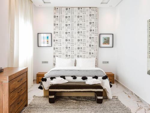 Villa Africa في الصويرة: غرفة نوم مع سرير مع نمط في اللوح الأمامي