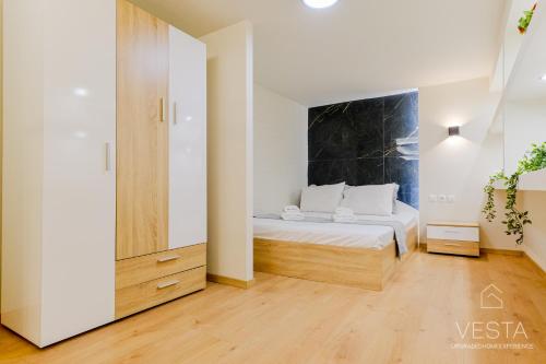 1 dormitorio con cama blanca y pared negra en Fairytale City Loft Apartment, Vesta Philoxenia, en Tesalónica