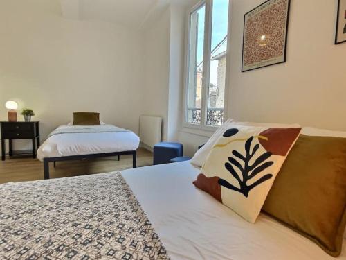 Schlafzimmer mit einem Bett, einem Schreibtisch und einem Fenster in der Unterkunft Le Saint-Joseph - Hypercentre in Tournon-sur-Rhône