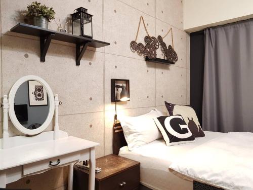 two beds in a room with a mirror and a sink at 一中喵喵 有統編收據 禁菸 非自助 in Taichung