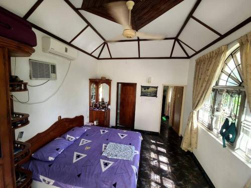 una camera con letto viola di Sarojeni Apartments a Negombo