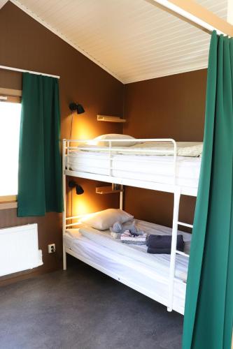 سرير بطابقين أو أسرّة بطابقين في غرفة في Borås Camping & Vandrahem