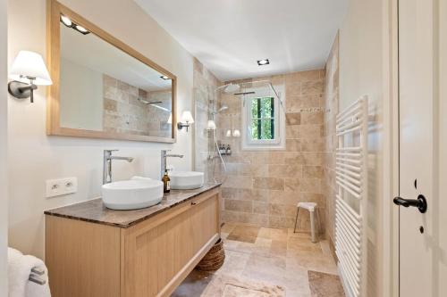 une salle de bain avec deux lavabos et une douche dans l'établissement Villa Quercia Grand Confort dans Oasis de Calme, à Fréjus