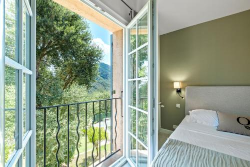 une chambre avec un lit et une grande fenêtre dans l'établissement Villa Quercia Grand Confort dans Oasis de Calme, à Fréjus