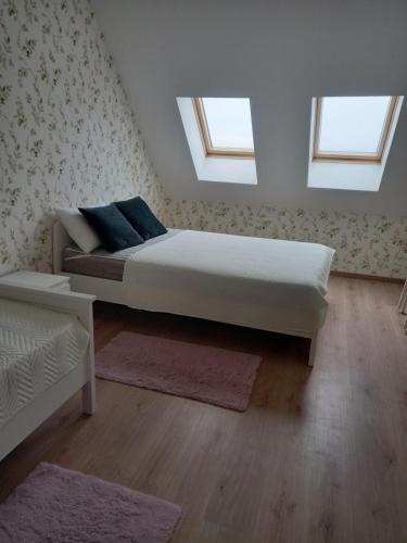 sypialnia z łóżkiem i 2 oknami w obiekcie апартамент Римската стена w mieście Chisaria