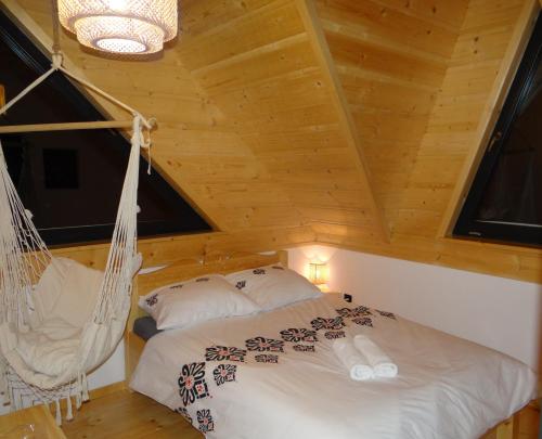 Giường trong phòng chung tại Niedźwiedzi Zakątek