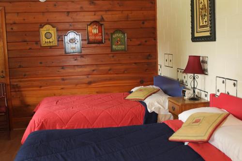 Llit o llits en una habitació de Chateau Lodge