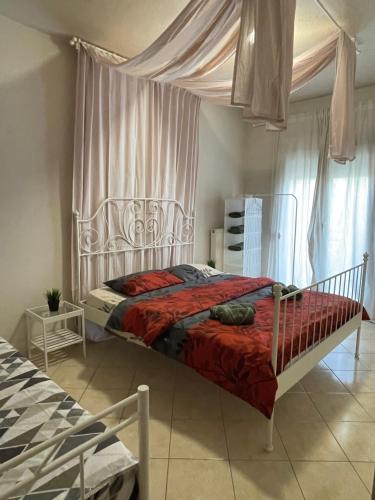 Schlafzimmer mit einem Bett mit einer roten Bettdecke in der Unterkunft Stone Apartment in Thessaloniki