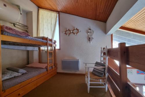 ヴァルベールにあるApartment for 6 people in the heart of Valberg resortのベッドルーム1室(二段ベッド、デスク、窓付)