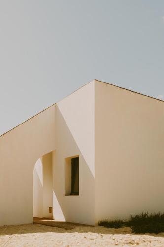 a large white building with a doorway at Casa Modesta in Olhão