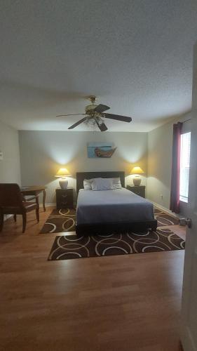 1 dormitorio con 1 cama y ventilador de techo en Close to beach, en Fort Pierce