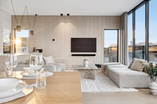 a living room with a couch and a table at Luksushytte sentralt i Lofoten in Kleppstad