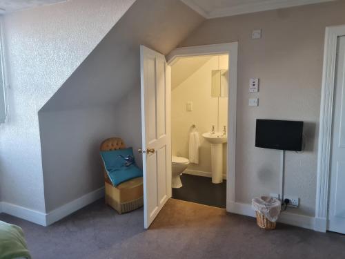 a room with a bathroom with a toilet and a sink at Victoria Hotel in Portknockie