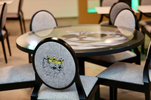 a glass table with a cat with a crown on it at "The Freddie Mercury" Hotel in Montreux