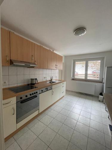 an empty kitchen with a stove and a window at Ferien- und Monteurswohnung in Amstetten in Amstetten