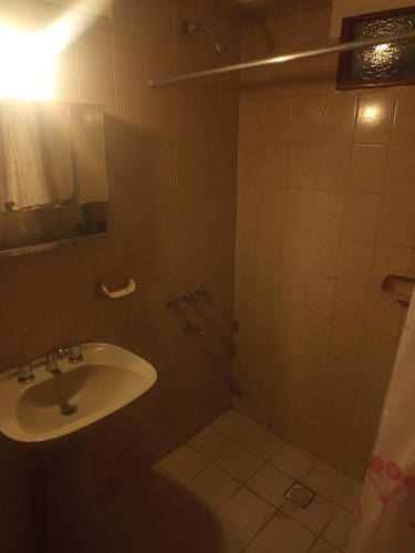 y baño con lavabo y ducha. en Casa el tala en Villa Santa Cruz del Lago