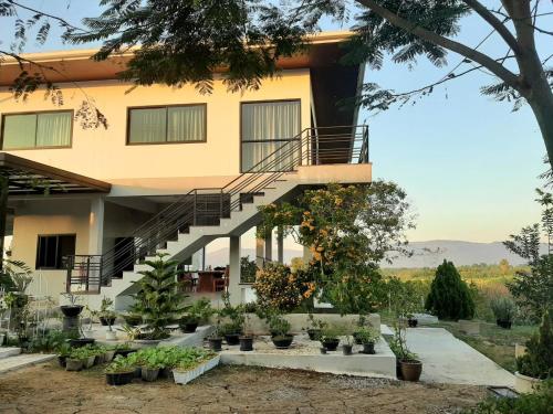 Κήπος έξω από το Niramitsook Farm Stay Khao Yai บ้านไร่นิรามิสสุข ฟาร์มสเตย์ ปากช่อง เขาใหญ่