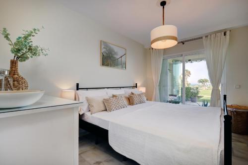 Imagen de la galería de La Cala gorgeous 2 bedroom apartment with stunning gardens, pools and sea views, en Mijas Costa