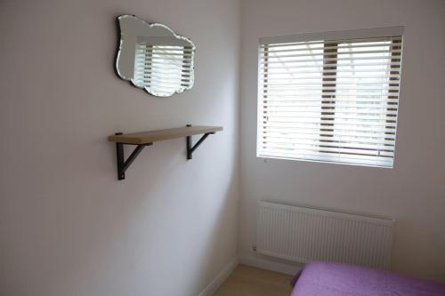una camera da letto con specchio, tavolo e finestra di Spacious modern one bedroom apartment a Galway