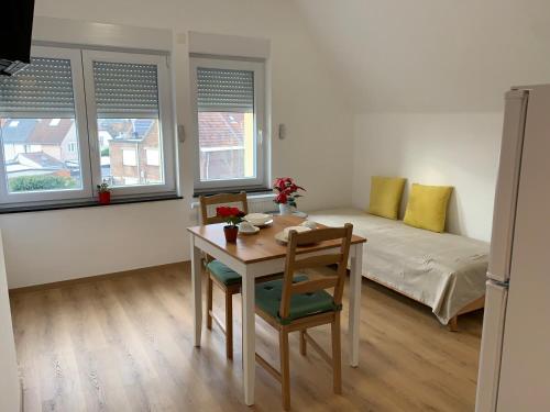 Habitación con mesa, sillas y cama en Orange Dolce, en Zaventem