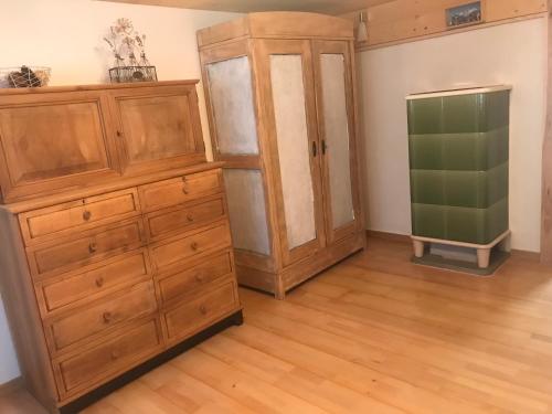 um quarto com um grande armário de madeira e um armário em Bijou 2 hübsche 1 Zimmer Wohnung em Herisau