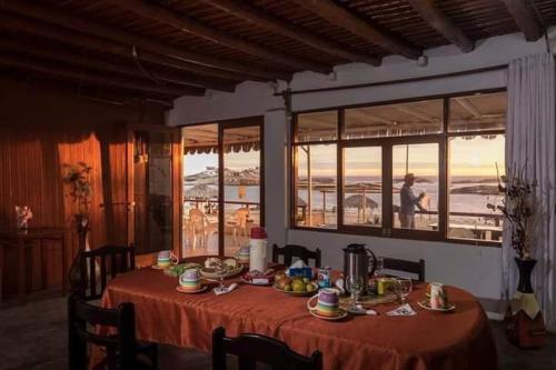 una mesa con comida y vistas al océano en El Paraíso, en Huarmey