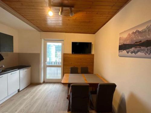 cocina y comedor con mesa y sillas en Luxury Apartment on the mountains Wi-fi - Parking, en Tarvisio