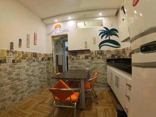 uma cozinha com mesa e cadeiras num quarto em Kitnet Perto da Primeira Praia em Morro de São Paulo