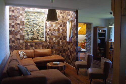 ウッファリーズにあるArd'envie vakantiewoning - holiday homeの石壁のリビングルーム(ソファ付)
