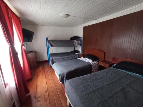 1 dormitorio con 2 camas en una habitación en Hospedaje Santa Maria y POP, en Osorno